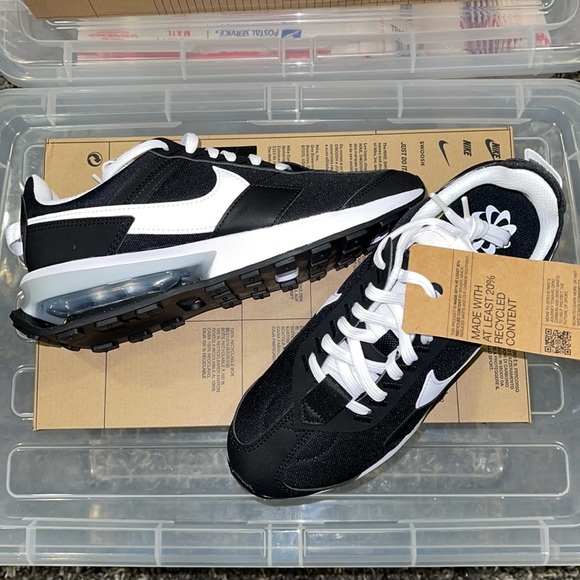 New NIKE Womens Air Max Pre-Day in Black/White-Mettalic Silver - Picture 2 of 16